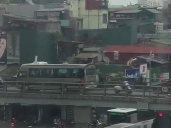Xe khách ngang nhiên đi lùi trên cầu vượt Thái Hà, Hà Nội