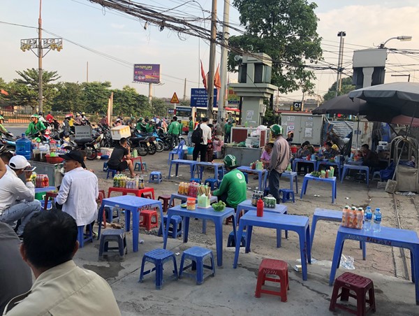 Hàng quán bủa vây cổng bến xe Nước Ngầm