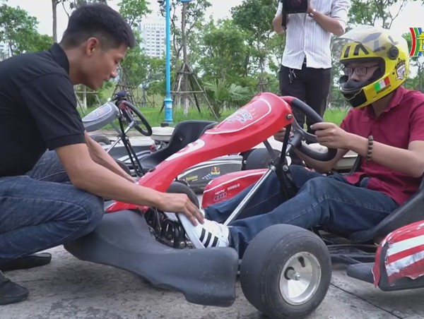 Đua xe công thức 1 “thu nhỏ” tại Hà Nội