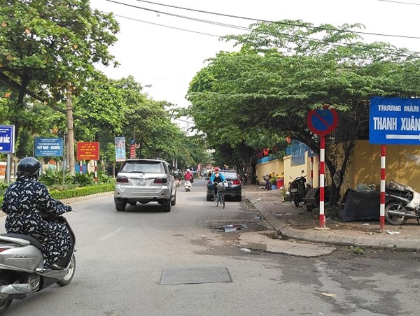 Bất cập từ hệ thống biển cấm trên phố Nguyễn Quý Đức