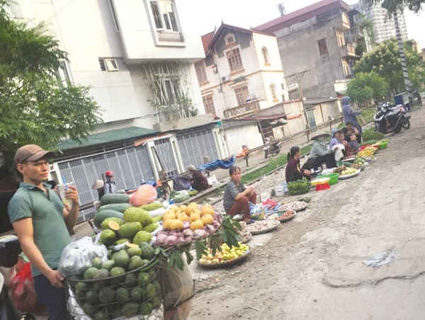 Bất an chợ “cóc” bên đường tàu   