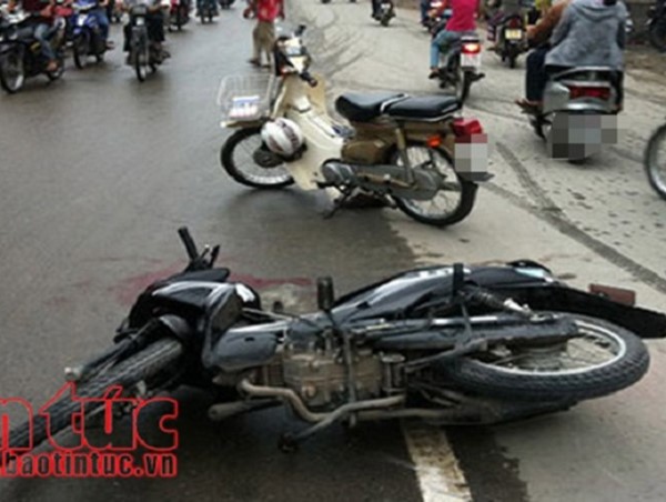 Chở người đi cấp cứu va quệt vào xe cảnh sát giao thông