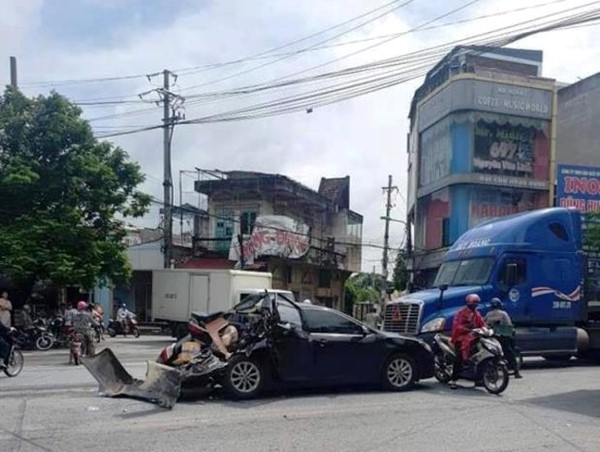 Xe container vượt đèn đỏ đâm nát đuôi xế hộp