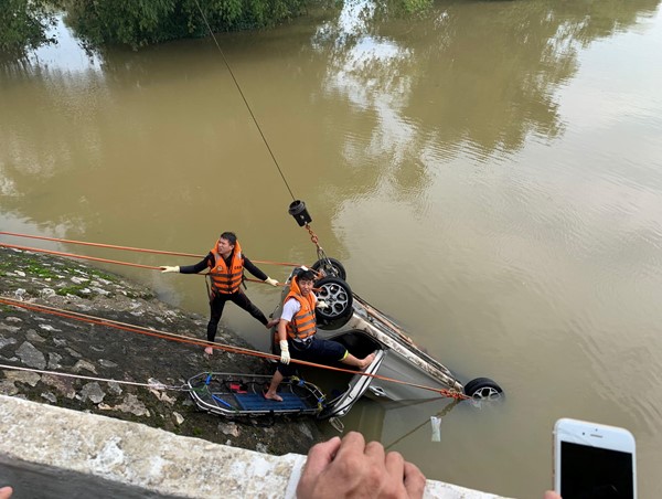 Xe taxi lao xuống sông, 2 người mất tích trong dòng lũ