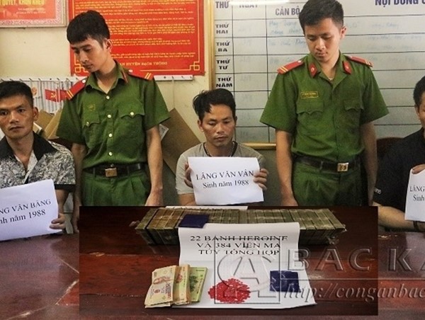 3 kẻ đi Ford Ranger chở heroin hung hãn đâm xe công an hòng tẩu thoát