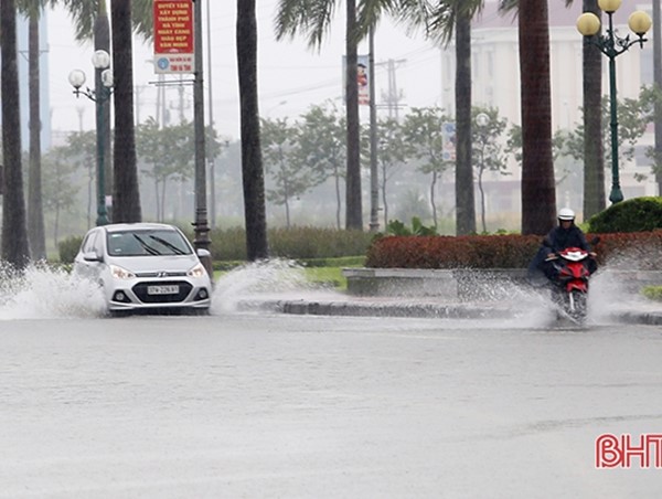 Hãy nghĩ đến người đi đường xung quanh khi lái xe trong mưa lớn