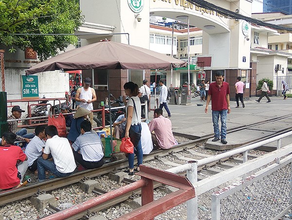 Vi phạm hành lang an toàn đường sắt