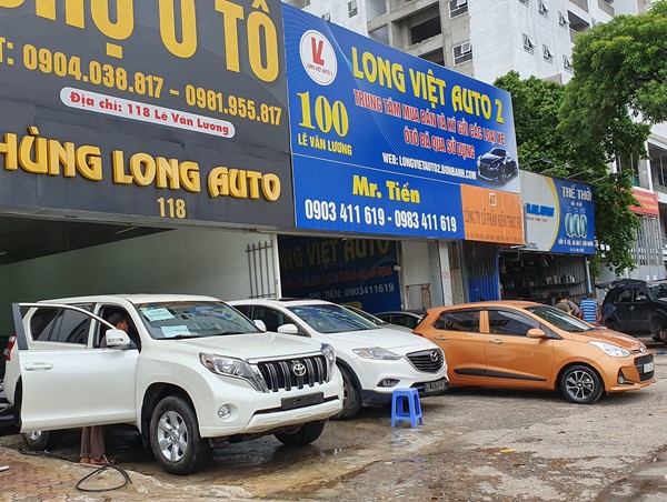 Vỉa hè đường Lê Văn Lương: Mạnh ai nấy chiếm