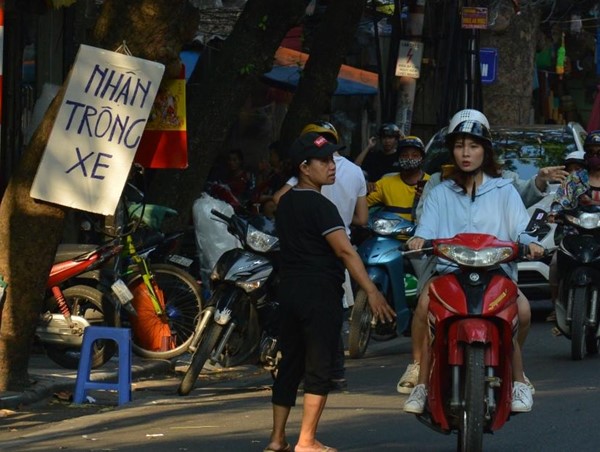 Giá trông xe “cắt cổ” quanh khu vực chợ Trung thu phố cổ Hà Nội