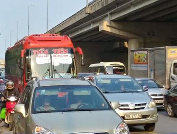 Ô tô thường xuyên dàn kín mặt đường trong nội thành Hà Nội