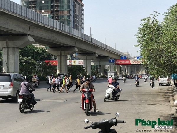 Sinh viên “bỏ qua” cầu vượt bộ hành, vô tư băng ngang qua đường