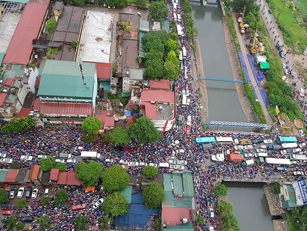 Đường Hà Nội tê liệt, phố biến thành sông, chôn chân cả tiếng trên cầu