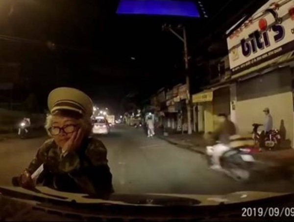 Choáng với cảnh người phụ nữ chặn đầu ô tô để bán vé số