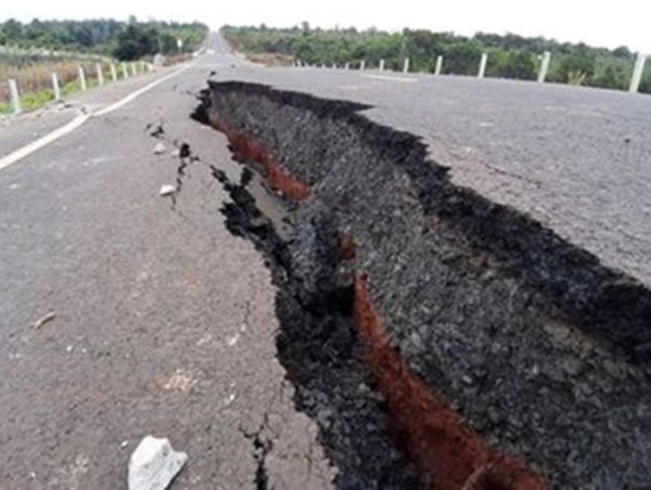 Diễn biến khó lường tại đường 250 tỷ đồng chưa thông đã nứt toác
