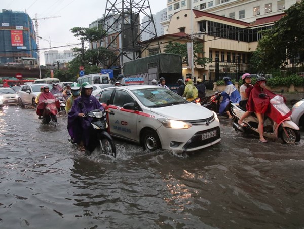 Mưa lớn đầu giờ sáng khiến nhiều tuyến phố Thủ đô ùn tắc