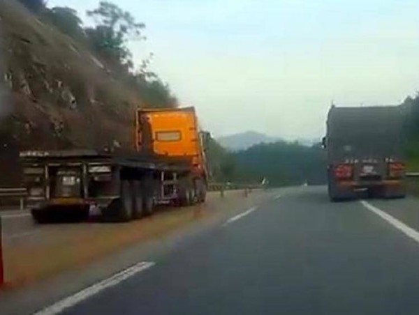 Lái xe đầu kéo vượt ẩu ở cao tốc Hà Nội - Lào Cai bị phạt tiền, tước GPLX