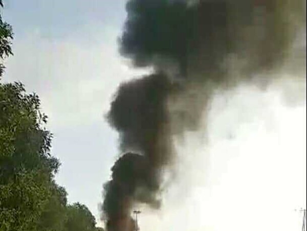 Xe container kéo lê xe máy dưới gầm, bốc cháy ngùn ngụt ở Hải Phòng