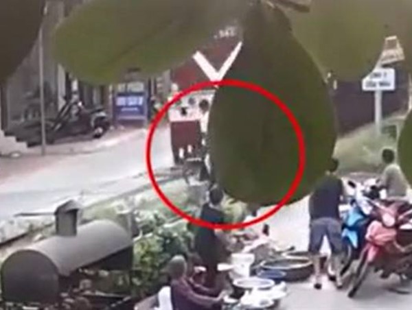 [Video] Người đàn ông cố băng qua đường ray khi tàu hỏa đang lao tới