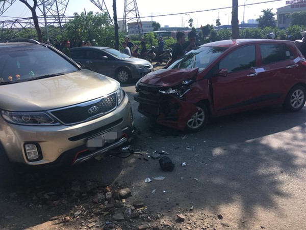 Hoàng Mai: 2 ô tô đấu đầu khiến 1 tài xế tử vong