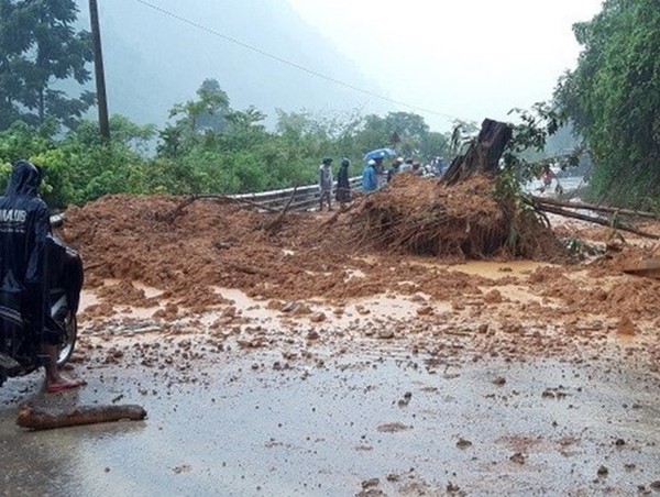 Thi công gây ách tắc giao thông đường Hồ Chí Minh đoạn qua Quảng Trị