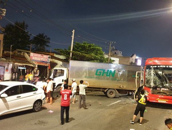 TP Hồ Chí Minh: Va chạm liên hoàn trên quốc lộ 1, nhiều hành khách hoảng loạn cầu cứu