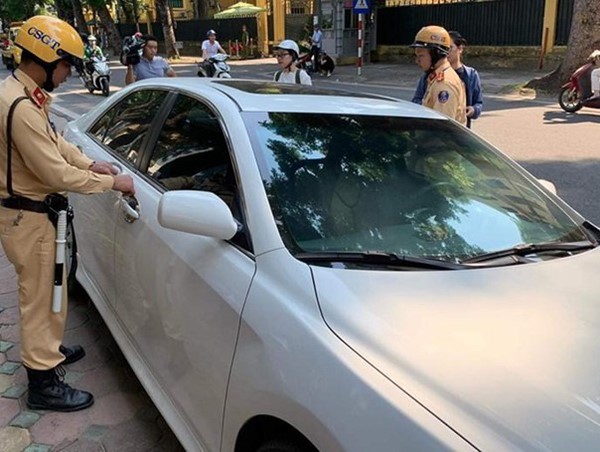 Hà Nội: Xử lý nghiêm xe của cán bộ chiến sĩ công an dừng đỗ sai quy định 