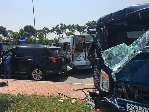 Hà Nội: Tai nạn liên hoàn ở Đông Anh, 2 người bị thương