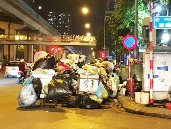 [Điểm nóng giao thông] Đường Trần Phú vẫn ngổn ngang xe rác