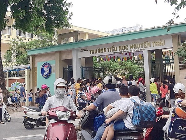 Hỗn loạn trước cổng trường