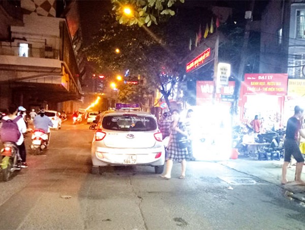 [Điểm nóng giao thông] Bến cóc bịt kín phố Phùng Khoang