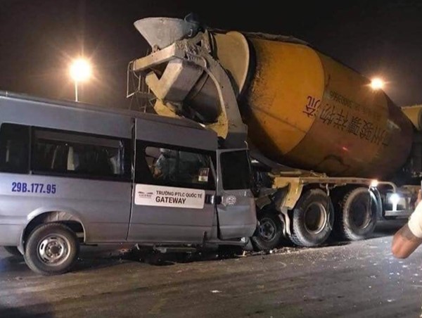 Hà Nội: Ô tô dán tên trường Gateway đâm xe bồn, lái xe nhập viện cấp cứu