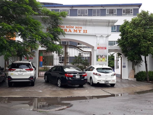 Cổng trường thành điểm đỗ xe