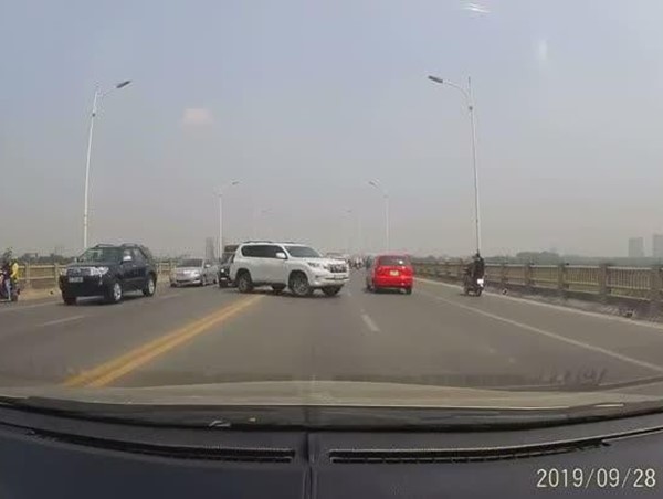 Ô tô 7 chỗ quay đầu nguy hiểm trên cầu Vĩnh Tuy