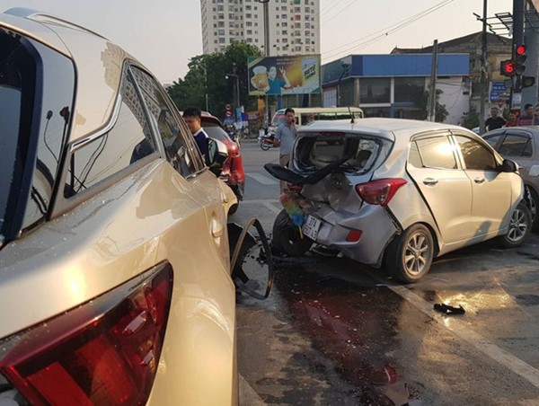 Xe Lexus gây tai nạn liên hoàn, 6 phương tiện hư hỏng