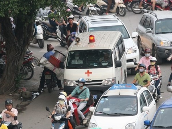 Không nhường xe ưu tiên: Căn bệnh 'thiếu ý thức' 