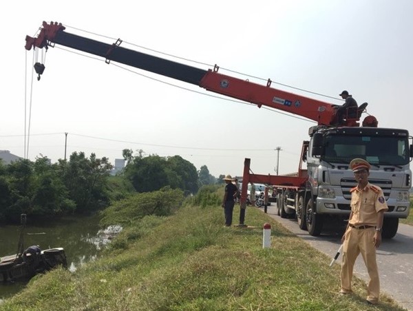 Xe tải mất lái tông hàng loạt phương tiện, 2 học sinh tử vong