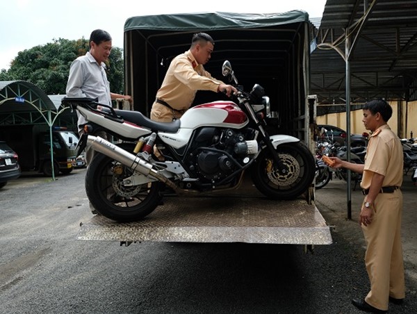 “Phượt thủ” chạy 120km/h bất tuân hiệu lệnh của CSGT
