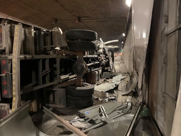 Xe tải lật nghiêng sau va chạm với xe khách trong hầm Thủ Thiêm