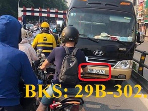Đã xác định được chủ xe khách đi lấn làn, ngược chiều trên cầu vượt Thái Hà