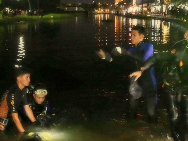 Đã tìm thấy thi thể người phụ nữ lao xe xuống hồ do triều cường dâng cao