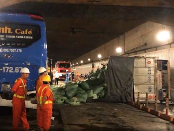 [Video] Khoảnh khắc xe tải đâm đuôi xe khách, lật nghiêng trong hầm Thủ Thiêm
