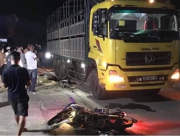 Xe máy tông đuôi xe tải, 2 chú cháu tử vong
