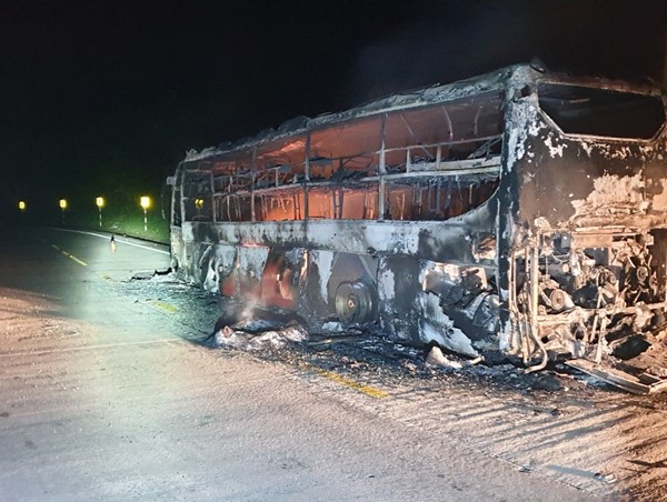 Xe khách bốc cháy dữ dội giữa đêm