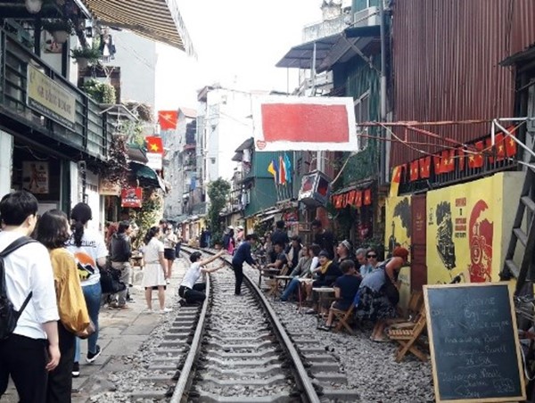 Tranh cãi việc giữ hay bỏ cà phê đường tàu: Đừng “tham bát bỏ mâm”!