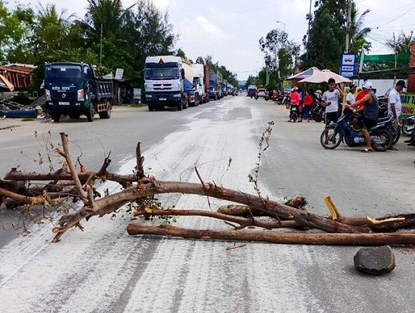 Quảng Ngãi: Hóa chất rơi vãi đầy đường, dân bức xúc chặn xe