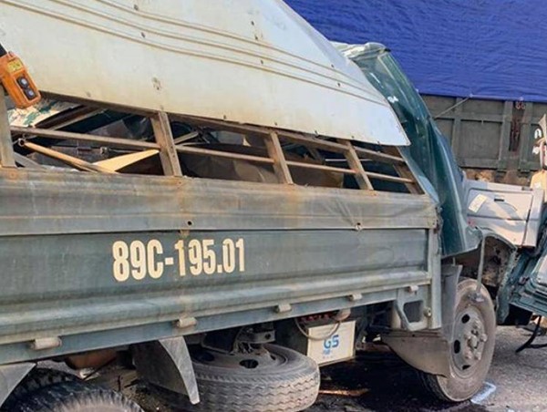 2 người trên xe tải bị thương nặng sau va chạm với xe đầu kéo