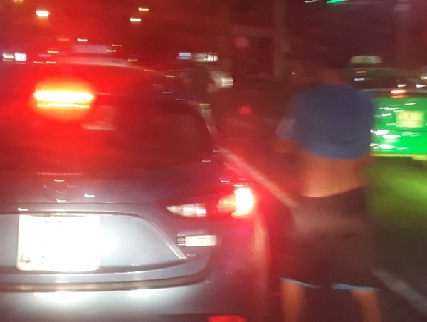 Người đàn ông bị phạt 900 nghìn vì dừng ô tô tiểu bậy giữa đường 