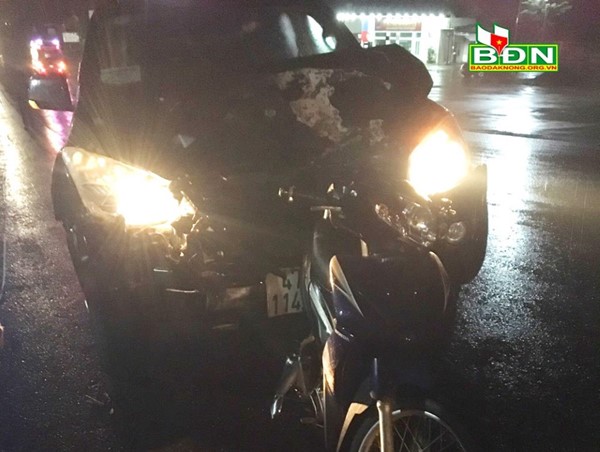 Xe bán tải tông chết 2 công nhân