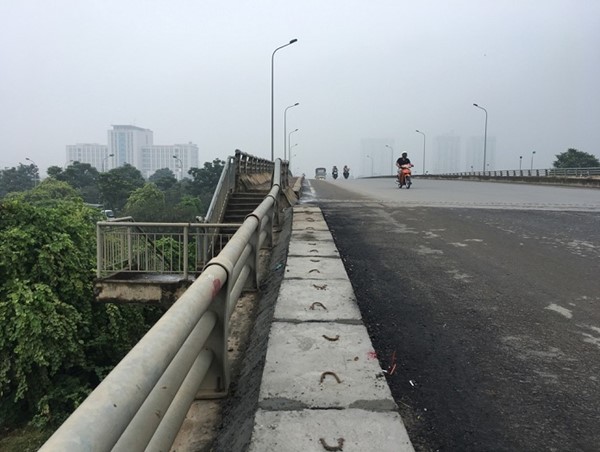 Hộ lan cầu vượt đường 70 bị “vô hiệu hóa”