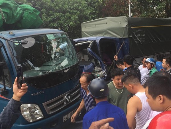 Dùng máy cắt cabin, giải cứu tài xế mắc kẹt sau tai nạn liên hoàn